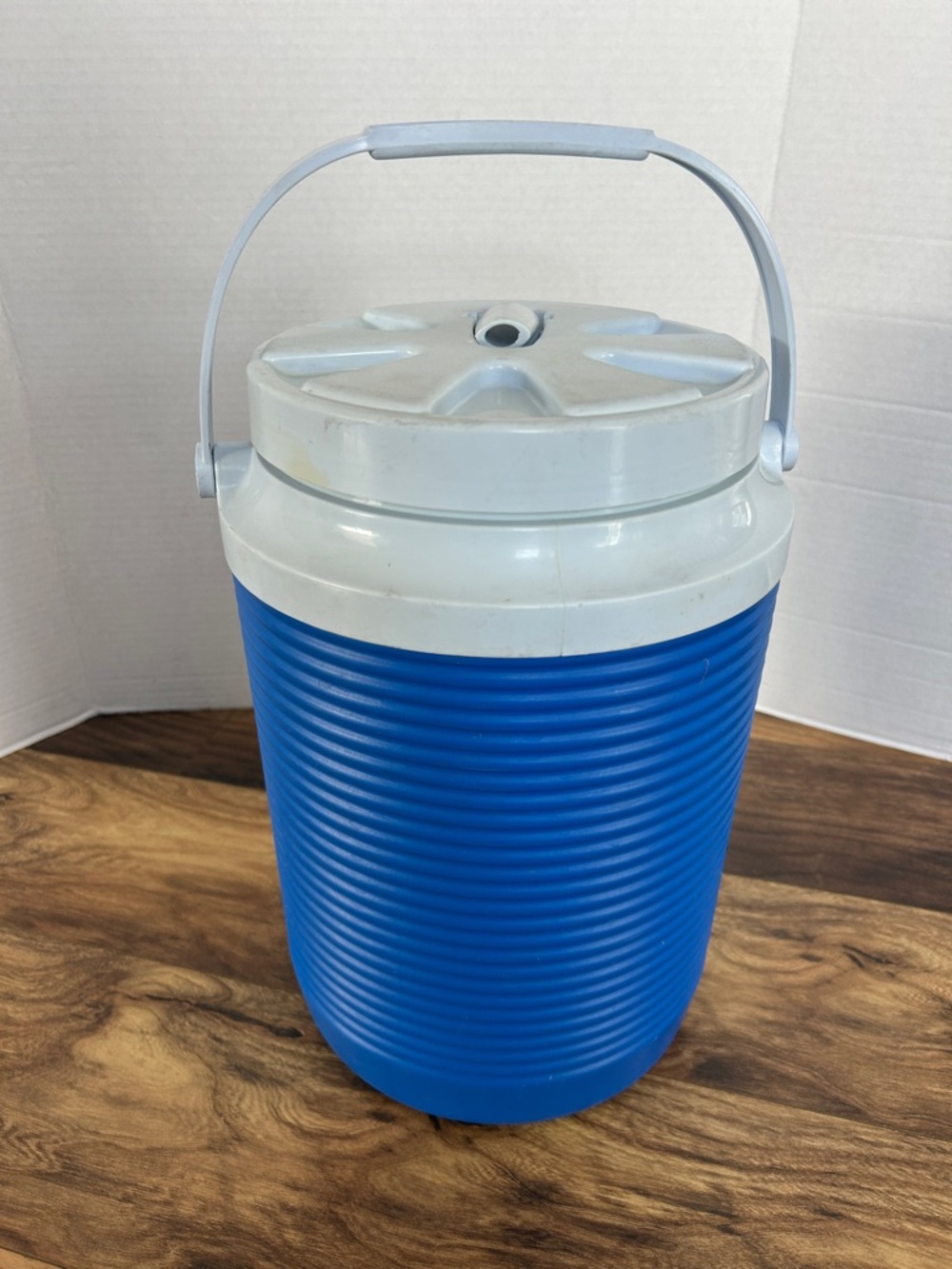Rubbermaid 2 Gallon Blue and White Insulated Beverage Jug w/ Spigot and Handle - Picture 2 of 4